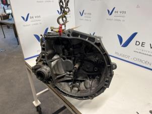 Gebruikte Versnellingsbak Peugeot 208 I (CA/CC/CK/CL) 1.2 Vti 12V PureTech Prijs € 550,00 Margeregeling aangeboden door De Vos Onderdelen