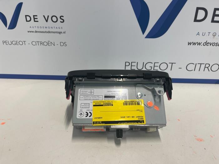 Radio van een Peugeot 108 1.0 12V 2015