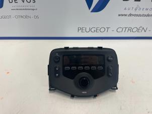 Gebruikte Radio Peugeot 108 1.0 12V Prijs € 115,00 Margeregeling aangeboden door De Vos Autodemontagebedrijf