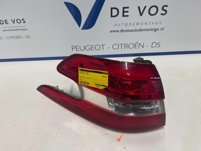 Achterlicht links van een Peugeot 308 SW (L4/L9/LC/LJ/LR) 1.6 BlueHDi 120 2017