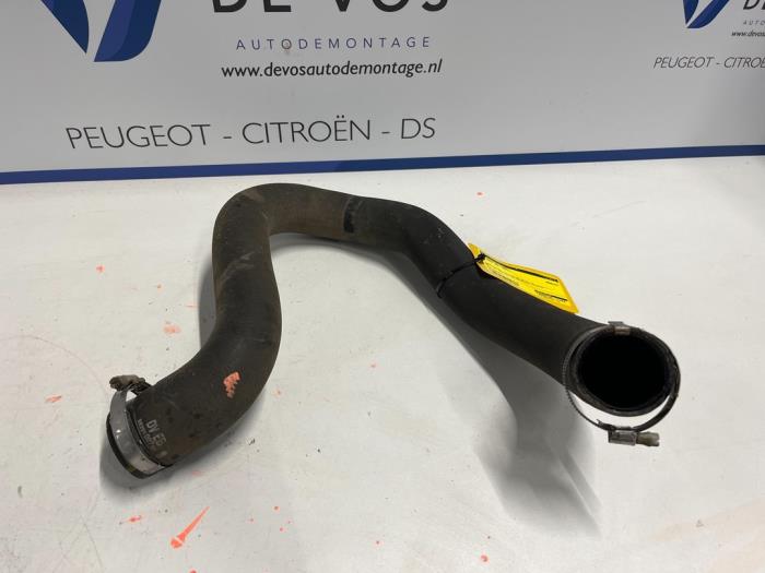 Gebruikte Intercooler Slang Peugeot 308 SW (L4/L9/LC/LJ/LR) 1.6 BlueHDi 120 Prijs € 35,00 Margeregeling aangeboden door De Vos Onderdelen