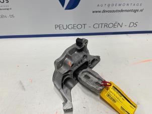 Gebruikte Versnellingsbak Steun DS Automobiles DS 3/Crossback (UC/UJ/UR) 1.2 12V PureTech 130 Prijs € 60,00 Margeregeling aangeboden door De Vos Onderdelen