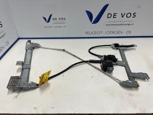 Gebruikte Ruitmechaniek 2Deurs links-voor Peugeot 207 CC (WB) 1.6 16V Prijs € 80,00 Margeregeling aangeboden door De Vos Autodemontagebedrijf