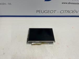 Gebruikte Display Interieur Peugeot 2008 (CU) 1.2 12V e-THP PureTech 110 Prijs € 250,00 Margeregeling aangeboden door De Vos Onderdelen