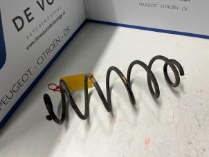 Gebruikte Schroefveer achter Peugeot 5008 Prijs € 50,00 Margeregeling aangeboden door De Vos Onderdelen