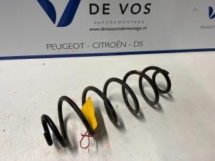 Gebruikte Schroefveer achter Peugeot 5008 Prijs € 50,00 Margeregeling aangeboden door De Vos Onderdelen