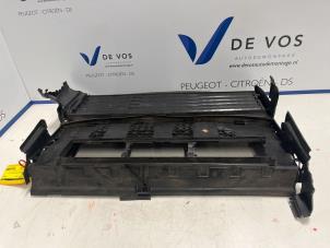 Gebruikte Luchtgeleider Peugeot 308 Prijs € 225,00 Margeregeling aangeboden door De Vos Autodemontagebedrijf