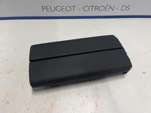 Gebruikte Armleuning Peugeot 308 (F3/FB/FH/FM/FP) Prijs € 90,00 Margeregeling aangeboden door De Vos Onderdelen