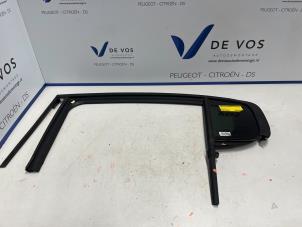 Gebruikte Ruit Driekhoek links-achter Peugeot 308 Prijs € 100,00 Margeregeling aangeboden door De Vos Autodemontagebedrijf