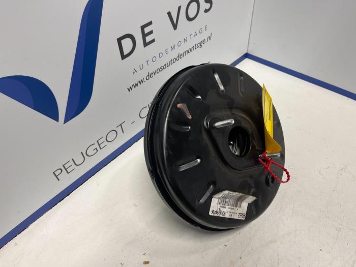 Gebruikte Rembekrachtiger Peugeot 208 II (UB/UH/UP) 1.2 Vti 12V PureTech 100 Prijs € 90,00 Margeregeling aangeboden door De Vos Onderdelen