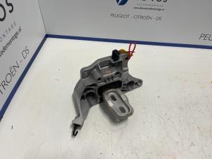 Gebruikte Versnellingsbak Steun Peugeot 208 II (UB/UH/UP) 1.2 Vti 12V PureTech 100 Prijs € 60,00 Margeregeling aangeboden door De Vos Onderdelen