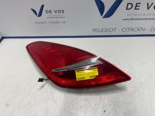 Gebruikte Achterlicht links Peugeot RCZ (4J) 1.6 16V THP Prijs € 250,00 Margeregeling aangeboden door De Vos Autodemontagebedrijf