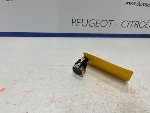 Gebruikte Schakelaar Contactslot Peugeot 5008 Prijs € 15,00 Margeregeling aangeboden door De Vos Autodemontagebedrijf