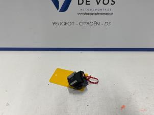 Gebruikte Handrem schakelaar Peugeot 208 II (UB/UH/UP) 1.2 Vti 12V PureTech 100 Prijs € 80,00 Margeregeling aangeboden door De Vos Onderdelen