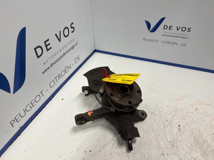 Fusee rechts-voor van een Peugeot Expert (VA/VB/VE/VF/VY) 2.0 Blue HDi 120 16V 2018
