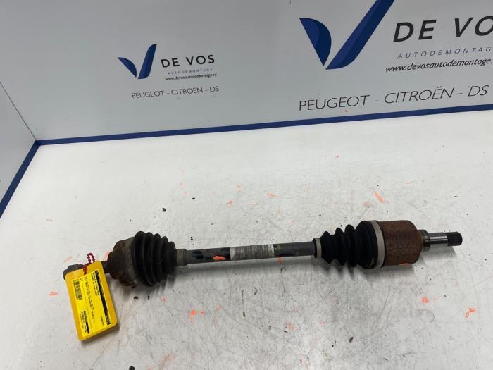 Gebruikte Aandrijfas links-voor Citroen C3 (SX/SW) 1.2 Vti 12V PureTech Prijs € 100,00 Margeregeling aangeboden door De Vos Onderdelen