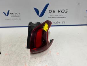 Gebruikte Achterlicht rechts Peugeot 2008 (CU) 1.6 Blue HDi 100 Prijs € 90,00 Margeregeling aangeboden door De Vos Onderdelen