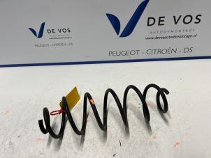 Gebruikte Schroefveer achter Peugeot 5008 Prijs € 50,00 Margeregeling aangeboden door De Vos Onderdelen