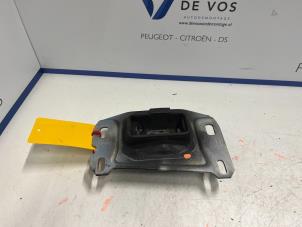 Gebruikte Versnellingsbak Steun Peugeot 308 Prijs € 35,00 Margeregeling aangeboden door De Vos Autodemontagebedrijf