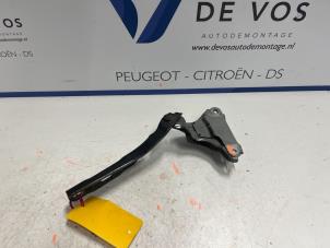 Gebruikte Motorkap Scharnier Peugeot 308 Prijs € 35,00 Margeregeling aangeboden door De Vos Autodemontagebedrijf