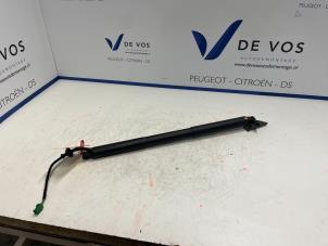 Gebruikte Kofferdekseldemper rechts-achter Peugeot 308 SW (F4/FC/FN/FR) 1.2 12V PureTech 130 Prijs € 135,00 Margeregeling aangeboden door De Vos Onderdelen