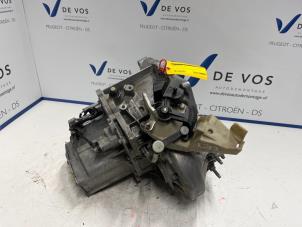 Gebruikte Versnellingsbak Peugeot 208 II (UB/UH/UP) 1.2 Vti 12V PureTech 100 Prijs € 1.000,00 Margeregeling aangeboden door De Vos Autodemontagebedrijf