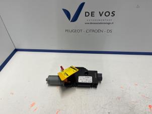 Gebruikte Schuifdak Motor Citroen C4 Berline (BA/BB/BC) 1.2 PureTech 130 12V Prijs € 115,00 Margeregeling aangeboden door De Vos Onderdelen