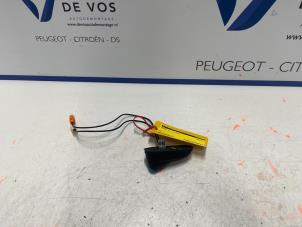 Gebruikte Antenne Peugeot 208 II (UB/UH/UP) 1.2 Vti 12V PureTech 75 Prijs € 35,00 Margeregeling aangeboden door De Vos Onderdelen
