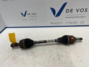 Gebruikte Aandrijfas links-voor Peugeot 208 II (UB/UH/UP) 1.5 BlueHDi 100 Prijs € 160,00 Margeregeling aangeboden door De Vos Autodemontagebedrijf