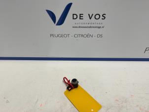 Gebruikte Parkeersensor Peugeot 408 1.6 16V HYbrid 225 Prijs € 45,00 Margeregeling aangeboden door De Vos Onderdelen