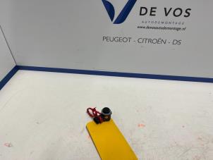 Gebruikte Parkeersensor Peugeot 408 1.6 16V HYbrid 225 Prijs € 45,00 Margeregeling aangeboden door De Vos Onderdelen