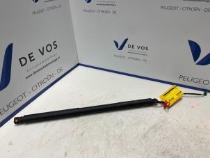 Gebruikte Kofferdekseldemper links-achter Peugeot 408 1.6 16V HYbrid 225 Prijs € 115,00 Margeregeling aangeboden door De Vos Onderdelen