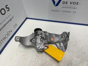 Gebruikte Dynamosteun onder Peugeot 408 Prijs € 55,00 Margeregeling aangeboden door De Vos Autodemontagebedrijf
