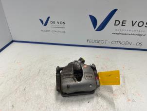 Gebruikte Remklauw (Tang) links-voor Peugeot 408 Prijs € 135,00 Margeregeling aangeboden door De Vos Autodemontagebedrijf