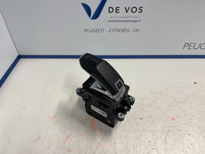 Gebruikte Versnellingspook Peugeot 5008 II (M4/MC/MJ/MR) 1.2 12V e-THP PureTech 130 Prijs € 135,00 Margeregeling aangeboden door De Vos Onderdelen