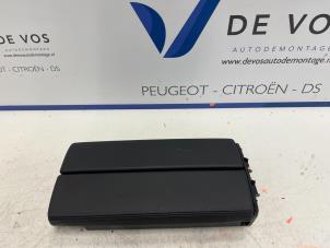 Gebruikte Armleuning Peugeot 308 (F3/FB/FH/FM/FP) 1.2 PureTech Hybrid 136 Prijs € 80,00 Margeregeling aangeboden door De Vos Onderdelen