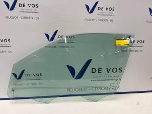 Gebruikte Portierruit 4Deurs links-voor Peugeot 2008 (UD/UK/UR/US/UX) 1.2 VTi 12V PureTech 130 Prijs € 70,00 Margeregeling aangeboden door De Vos Onderdelen