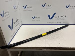 Gebruikte Dakrail rechts Peugeot 2008 (UD/UK/UR/US/UX) 1.2 VTi 12V PureTech 130 Prijs € 135,00 Margeregeling aangeboden door De Vos Onderdelen