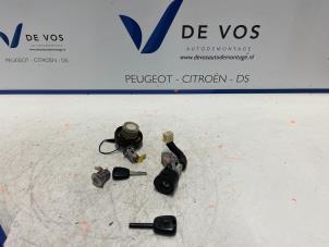 Gebruikte Set Cilindersloten (compleet) Peugeot 107 1.0 12V Prijs € 125,00 Margeregeling aangeboden door De Vos Autodemontagebedrijf