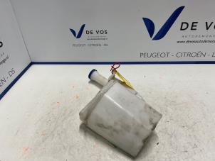 Gebruikte Ruitensproeiertank voor Peugeot 107 1.0 12V Prijs € 35,00 Margeregeling aangeboden door De Vos Autodemontagebedrijf
