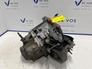 Gebruikte Versnellingsbak Peugeot Partner (GC/GF/GG/GJ/GK) 1.6 BlueHDI 75 Prijs € 650,00 Margeregeling aangeboden door De Vos Autodemontagebedrijf