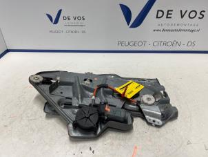 Gebruikte Ruitmechaniek 2Deurs links-achter Peugeot 206 CC (2D) 2.0 16V Prijs € 115,00 Margeregeling aangeboden door De Vos Autodemontagebedrijf