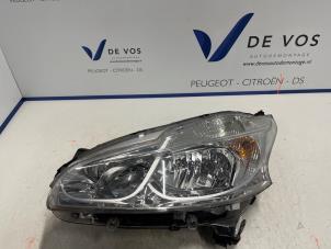 Gebruikte Linker Koplamp Peugeot 208 I (CA/CC/CK/CL) 1.2 Vti 12V PureTech 82 Prijs € 160,00 Margeregeling aangeboden door De Vos Autodemontagebedrijf