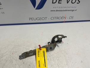 Gebruikte Motorkap Scharnier Peugeot 208 I (CA/CC/CK/CL) 1.2 Vti 12V PureTech 82 Prijs € 25,00 Margeregeling aangeboden door De Vos Autodemontagebedrijf