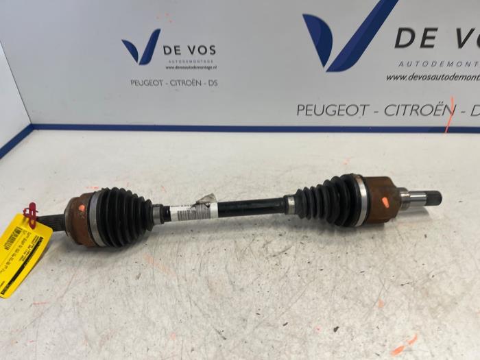 Gebruikte Aandrijfas links-voor Peugeot 208 II (UB/UH/UP) 1.5 BlueHDi 100 Prijs € 200,00 Margeregeling aangeboden door De Vos Onderdelen