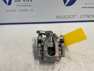 Gebruikte Remklauw (Tang) links-achter Peugeot 208 Prijs € 115,00 Margeregeling aangeboden door De Vos Autodemontagebedrijf