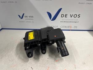 Gebruikte Luchtfilterhuis Peugeot 208 II (UB/UH/UP) 1.5 BlueHDi 100 Prijs € 100,00 Margeregeling aangeboden door De Vos Onderdelen