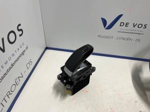 Gebruikte Versnellingspook DS Automobiles DS 7 1.6 16V E-Tense 225 Prijs € 200,00 Margeregeling aangeboden door De Vos Onderdelen