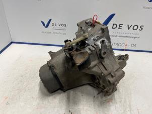 Gebruikte Versnellingsbak Peugeot 208 I (CA/CC/CK/CL) 1.6 Vti 16V Prijs € 450,00 Margeregeling aangeboden door De Vos Autodemontagebedrijf