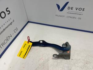 Gebruikte Motorkap Scharnier Peugeot 308 (L3/L8/LB/LH/LP) 2.0 BlueHDi 150 16V Prijs € 30,00 Margeregeling aangeboden door De Vos Autodemontagebedrijf